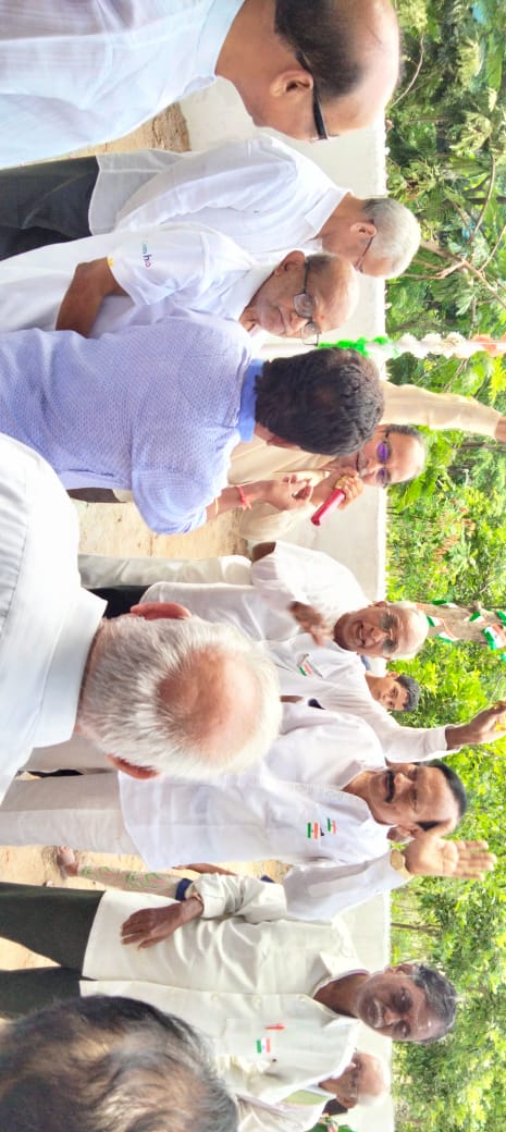 8. All the senior citizens saying  Bharath Mathaaki Jai in single voice 